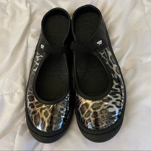 MukLuks Sport Animal Print Slides
